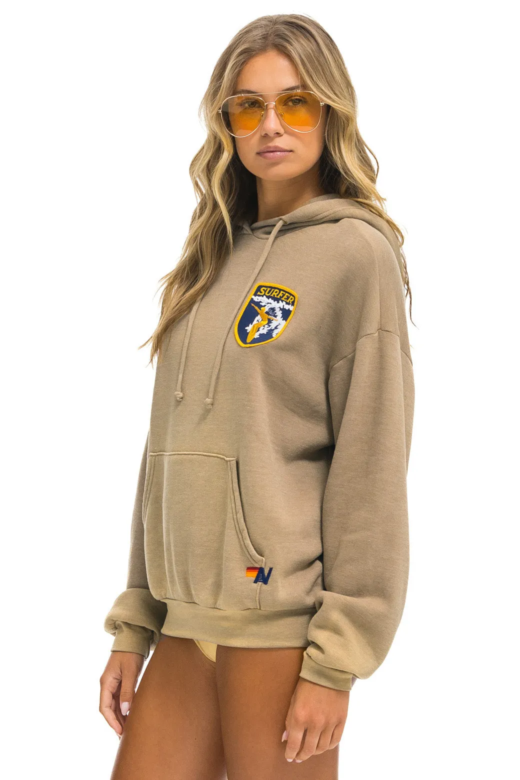 CALIFORNIA SURFER PATCH PULLOVER RELAXED HOODIE - FADED TAN