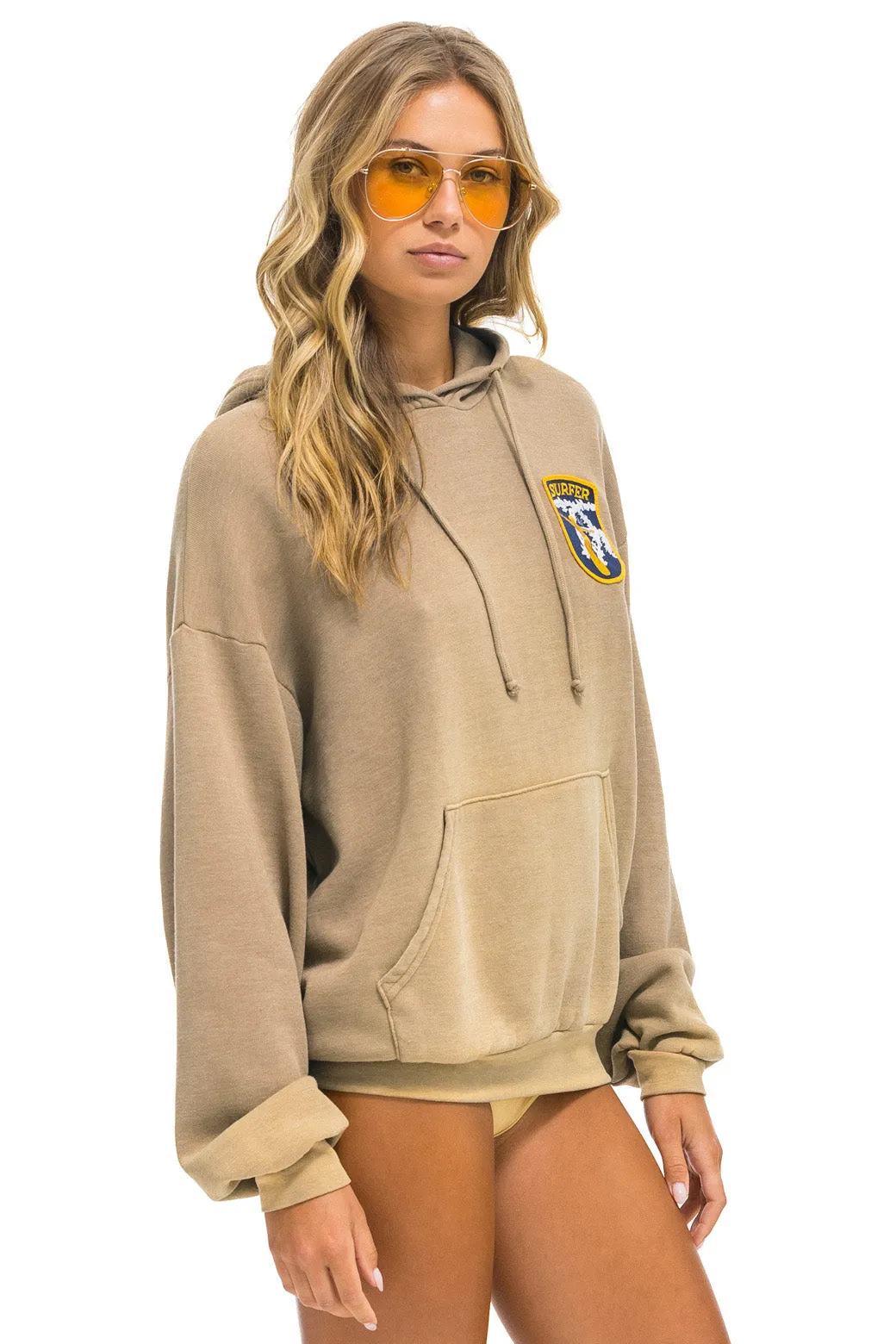 CALIFORNIA SURFER PATCH PULLOVER RELAXED HOODIE - FADED TAN